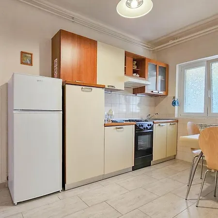 Apartment Romana 1 *